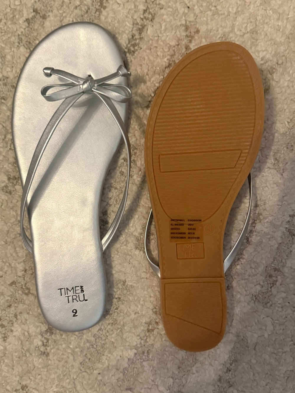 No Boundaries Silver Bow Thong Sandals - Women - Picture 2 of 2